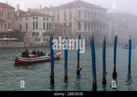 Venise, Italie. 9 janvier 2019. Bateaux traversant le Grand Canal dans le brouillard Banque D'Images