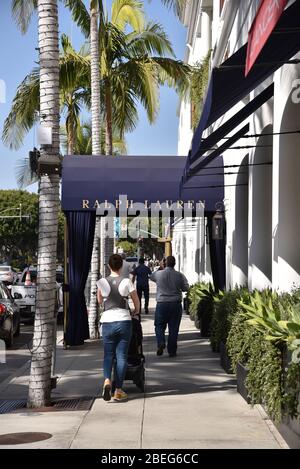 BEVERLY HILLS, CA/USA - 29 OCTOBRE 2019: Les acheteurs en face de l'otof le magasin Ralph Lauren à Beverly Hills, le centre commercial le plus cher dans le wor Banque D'Images