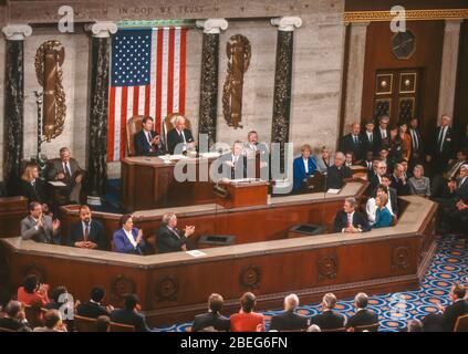 WASHINGTON, DC, USA - 22 SEPTEMBRE 1993: Le Président Bill Clinton parle avant la session conjointe du Congrès sur les soins de santé. Derrière lui se trouvent V-P Al Gore, à gauche, et le Président Tom Foley. Banque D'Images