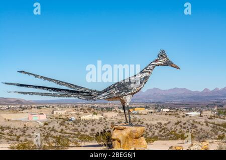 Roadrunner sculpture d'oiseaux faite d'objets récupérés de la décharge de la ville de Las Cruces, Nouveau-Mexique Banque D'Images