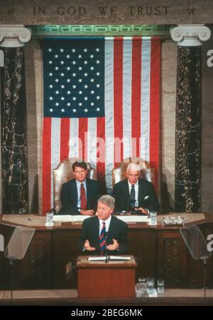 WASHINGTON, DC, USA - 22 SEPTEMBRE 1993: Le Président Bill Clinton parle avant la session conjointe du Congrès sur les soins de santé. Derrière lui se trouvent V-P Al Gore, à gauche, et le Président Tom Foley. Banque D'Images