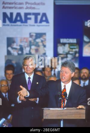 WASHINGTON, DC, USA, 20 OCTOBRE 1993: Le président Bill Clinton parle pendant la journée de l'ALENA à la Maison Blanche. Lee Iacoca à gauche. Banque D'Images