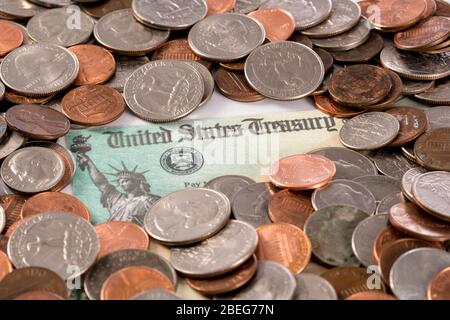 Pile de changements et de pièces lâches avec un plan de relance du coronavirus illustratif à chaque citoyen Banque D'Images