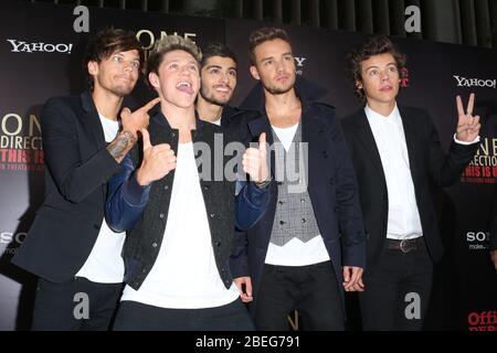 Louis Tomlinson, Niall Horan, Zayn Malik, Liam Payne et Harry Styles assistent à la première mondiale de "One Direction: Ceci est nous" au Théâtre Ziegfeld Banque D'Images