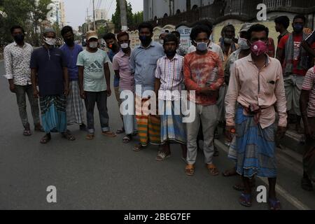 Dhaka, Bangladesh. 14 avril 2020. Les pullers de pousse-pousse attendent de revenir alors que le poli s'empara de leurs pousse-pousse à Dhaka. Le gouvernement du Bangladesh a imposé un verrouillage pour tenter de ralentir la propagation de la pandémie COVID ''“ 19 causée par le coronavirus du SRAS -Cov-2. Crédit: MD Mehedi Hasan/ZUMA Wire/Alay Live News Banque D'Images