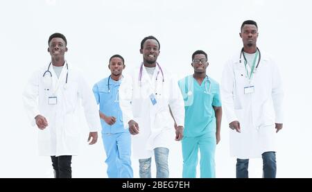 Groupe de différents médecins se précipiter à la rescousse. isolated on white Banque D'Images