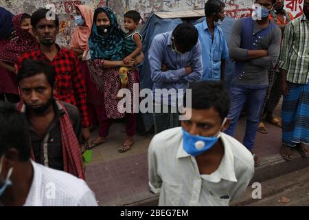 Dhaka, Bangladesh. 14 avril 2020. Les pullers de pousse-pousse attendent de revenir alors que le poli s'empara de leurs pousse-pousse à Dhaka. Le gouvernement du Bangladesh a imposé un verrouillage pour tenter de ralentir la propagation de la pandémie COVID ''“ 19 causée par le coronavirus du SRAS -Cov-2. Crédit: MD Mehedi Hasan/ZUMA Wire/Alay Live News Banque D'Images