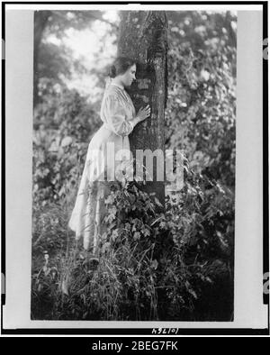 Helen Keller, portrait en pied, debout par arbre, faisant face à droite Banque D'Images