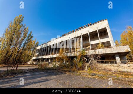 Le 17 octobre 2019, photo du Palais de la Culture Energetik à Pripyat dans le territoire abandonné en Ukraine à proximité de la centrale nucléaire de Tchernobyl, qui wa Banque D'Images