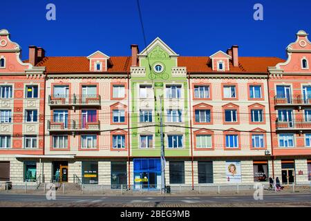 Une façade colorée de maison ancienne dans le style classique d'une ville européenne. Rue centrale de Kaliningrad, Russie Banque D'Images