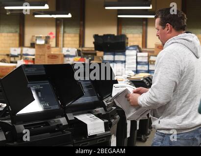 Racine, Wisconsin, États-Unis. 13 avril 2020. Les bulletins de vote déposés à racine, dans le Wisconsin, lors de la controverse présidentielle du 7 avril, les élections primaires et publiques du Wisconsin sont présentés en tableau le lundi 13 avril 2020. La ville n'avait que les options de vote par correspondance en voiture et absent; il n'y avait pas de vote en personne autorisé. L'élection a été tenue conformément aux directives des décisions des cours suprêmes du Wisconsin et des États-Unis. Les résultats doivent être annoncés lundi. Crédit: Mark Hertzberg/ZUMA Wire/Alay Live News Banque D'Images