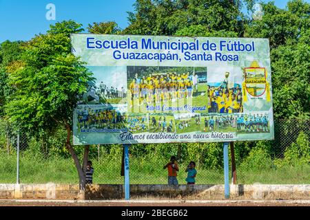 Panneau au terrain municipal de football (soccer) à Guazacapan, Guatemala Banque D'Images