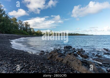 La plage de sable noir de la baie de Kainalimu à Hana, Hawaï Banque D'Images