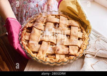 Installer, mettre en page ou encore la vie avec la tarte aux pommes faite à la maison sur la table couverte de la nappe légère sur la cuisine à la maison ou le studio Banque D'Images