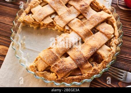 Manger la nourriture douce contexte. Traditionnel vacances tarte aux pommes, tranche sur la plaque blanche et les pommes. Des friandises délicieuses Banque D'Images