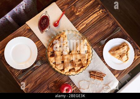 Manger la nourriture douce contexte. Traditionnel vacances tarte aux pommes, tranche sur la plaque blanche et les pommes. Des friandises délicieuses Banque D'Images