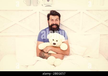 ours en peluche barbu dans le lit. concept de jouet en peluche. Cadeau pour les vacances. Présent pour vous. Cadeau de Saint Valentin pour bien-être. Fête des vacances. Mon anniversaire. Heureux âge adulte. Vente En Gros. L'amour et la gentillesse. Banque D'Images