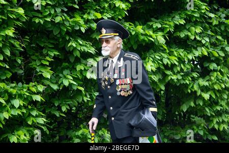 Kiev, Ukraine - 09 mai 2017: Vétéran de la seconde Guerre mondiale sous la forme de décorations dans le parc de la gloire éternelle Banque D'Images