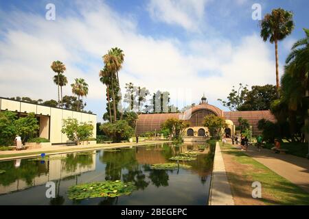 Vue extérieure du bâtiment botanique et de Lily Pond à San Diego, Californie Banque D'Images