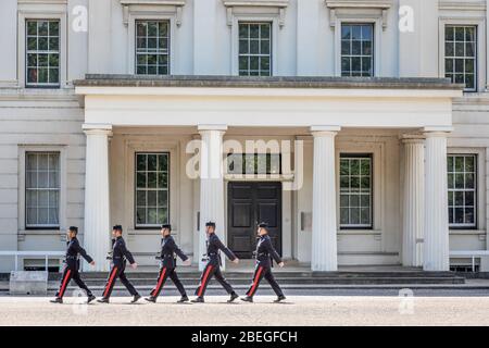 Soldats du 10 propre régiment logistique de Gurkha, Wellington Barracks, Westminster, Londres, Royaume-Uni Banque D'Images