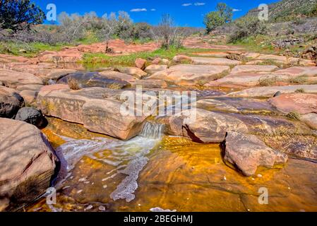 un ruisseau affluent qui s'écoule dans Dry Beaver Creek au sud de Sedona AZ. Cette section est appelée Beaver Flats à cause des morceaux plats de sandston rouge Banque D'Images