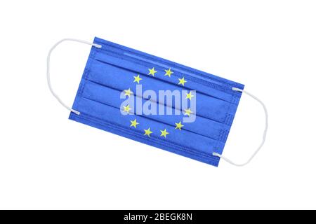 Masque médical avec drapeau de l'Union européenne isolé sur fond blanc. Concept de pandémie en Europe. Attribut des épidémies de coronavirus en Europe Banque D'Images