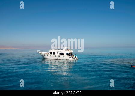 Canotage et plongée en apnée sur la mer Rouge, au large de la côte de Charm el-Cheikh, Egypte. Banque D'Images