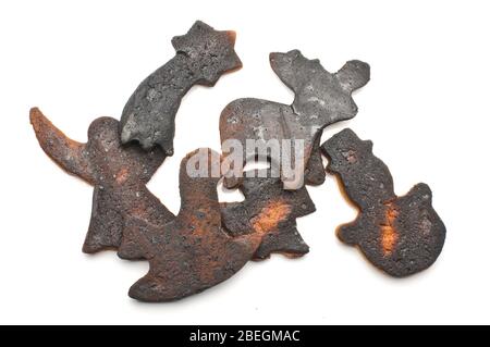 Biscuits au pain d'épices brûlé isolés sur le fond blanc Banque D'Images