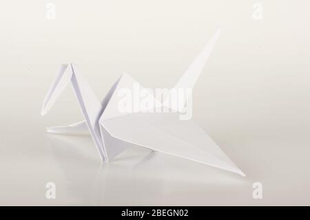 Oiseau de grue blanc de style origami japonais plié à partir de papier Banque D'Images