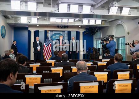 Le président américain Donald Trump, écoute une question des journalistes lors du quotidien COVID-19, exposé sur le coronavirus dans la salle de presse de la Maison Blanche le 9 avril 2020 à Washington, DC. Banque D'Images