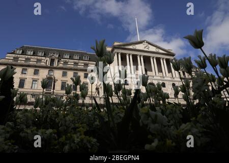 Londres, Royaume-Uni. 13 avril 2020. La photo prise le 13 avril 2020 montre une vue générale de la Banque d'Angleterre à Londres, Grande-Bretagne. Le produit intérieur brut (PIB) britannique pourrait chuter de 25 à 30 pour cent au deuxième trimestre, en raison de la pandémie de COVID-19, a déclaré le chancelier de l'Échiquier britannique Rishi Sunak pendant le week-end, selon les médias locaux. Crédit: Tim Irlande/Xinhua/Alay Live News Banque D'Images