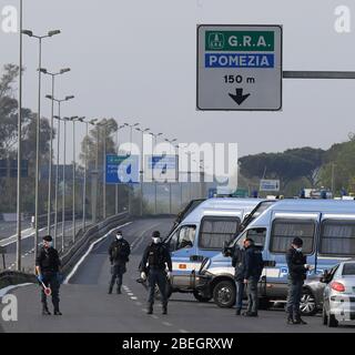 Rome, Italie. 13 avril 2020. Les policiers vérifient les véhicules qui passent à Rome, en Italie, le 13 avril 2020. La pandémie COVID-19 a fait état de 20 465 morts en Italie à la suite de la période de lundi, portant le nombre total d'infections, de morts et de reprises à 159 516, selon les dernières données publiées par le Département de la protection civile du pays. Crédit: Augusto Casasoli/Xinhua/Alay Live News Banque D'Images