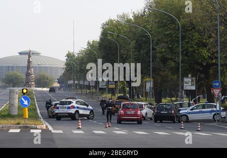 Rome, Italie. 13 avril 2020. Les policiers vérifient les véhicules qui passent à Rome, en Italie, le 13 avril 2020. La pandémie COVID-19 a fait état de 20 465 morts en Italie à la suite de la période de lundi, portant le nombre total d'infections, de morts et de reprises à 159 516, selon les dernières données publiées par le Département de la protection civile du pays. Crédit: Augusto Casasoli/Xinhua/Alay Live News Banque D'Images