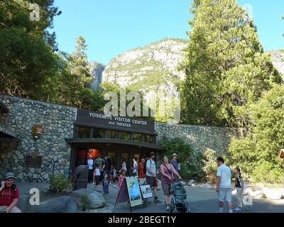 Californie, 14 AOÛT 2009 - vue extérieure du centre d'accueil et du théâtre Yosemite Banque D'Images