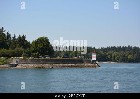 Un phare sur le front de mer vu d'une promenade en bateau dans le port de Vancouver, Canada. Banque D'Images