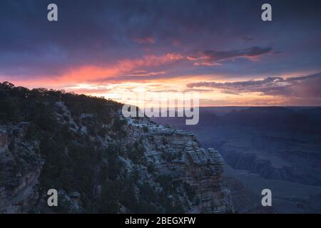 Coucher de soleil au Grand Canyon avec ciel rouge Banque D'Images