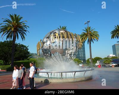Los Angeles, 21 AOÛT 2009 - Hollywood, les gens autour de la fontaine l'entrée de Universal Studios Banque D'Images