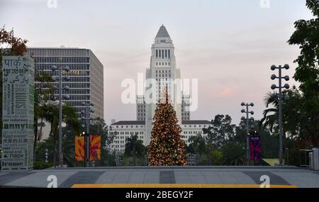 LOS ANGELES, CA/USA - 21 DÉCEMBRE 2018 : arbre de Noël géant au Grand Park de Los Angeles avec l'emblématique édifice de l'hôtel de ville en arrière-plan Banque D'Images