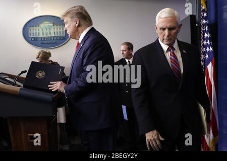 Washington, États-Unis. 13 avril 2020. Le président Donald Trump et le vice-président Mike Pence arrivent à parler de la pandémie de COVID-19 lors de la séance d'information de presse du Groupe de travail sur le coronavirus à la Maison Blanche à Washington le 13 avril 2020. Photo de Yuri Gripas/UPI crédit: UPI/Alay Live News Banque D'Images