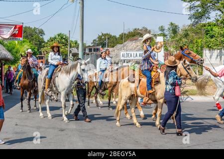 Cavaliers à cheval dans un défilé à travers la Avellana, Guatemala Banque D'Images