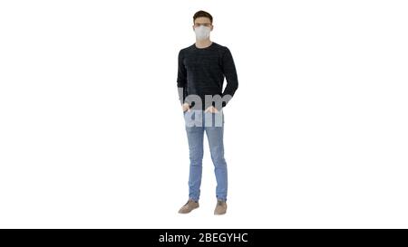 Jeune homme confiant dans les lunettes portant un masque de protection sur blanc Banque D'Images