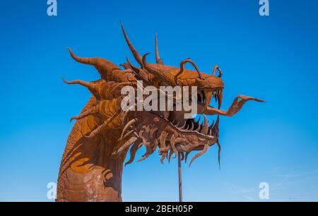 Californie, États-Unis, mars 2019, gros plan d'une sculpture en métal de la tête d'un dragon par l'artiste Ricardo Breceda dans le parc national du désert d'Anza-Borrego Banque D'Images