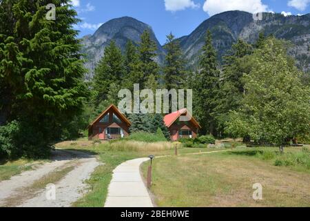 Chalets et terrains du Tweedsmuir Park Lodge, Colombie-Britannique, Canada Banque D'Images