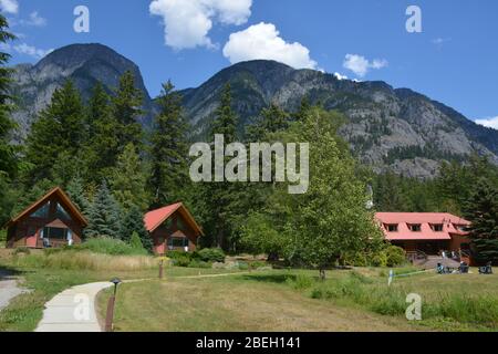 Chalets et terrains du Tweedsmuir Park Lodge, Colombie-Britannique, Canada Banque D'Images