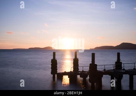 Rawai débarcadère a été un lieu célèbre pour les fruits de mer et aussi ce pont. Le matin, de nombreuses personnes joging et la pêche. C'était aussi un lever de view point Banque D'Images