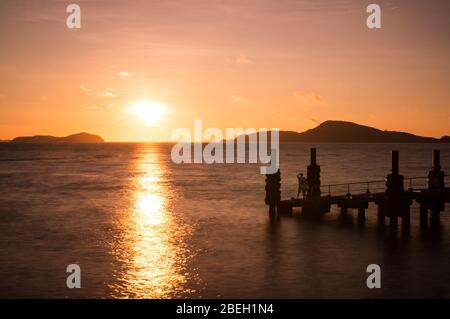 Pont de Rawai avant le lever du soleil. Rawai débarcadère a été un lieu célèbre pour les fruits de mer et aussi ce pont. Le matin, de nombreuses personnes joging et la pêche. Ce Banque D'Images