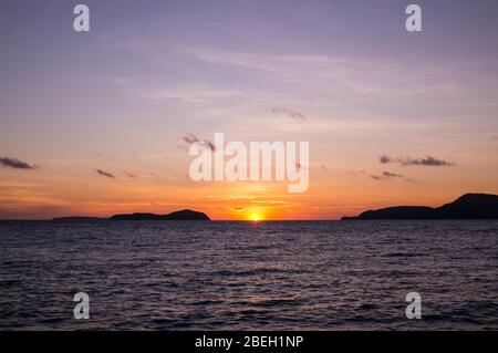 Rawai débarcadère a été un lieu célèbre pour les fruits de mer et aussi ce pont. Le matin, de nombreuses personnes joging et la pêche. C'était aussi un lever de view point Banque D'Images