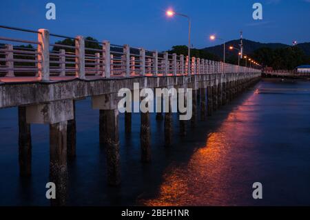 Rawai débarcadère a été un lieu célèbre pour les fruits de mer et aussi ce pont. Le matin, de nombreuses personnes joging et la pêche. C'était aussi un lever de view point Banque D'Images