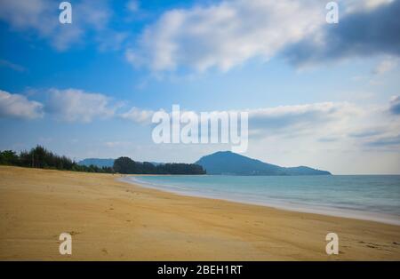 La plage de nai Yang est un endroit éloigné de Phuket et l'aéroport international était situé ici. C'est aussi loin de l'agitation de la ville qu'un voyageur peut le souhaiter Banque D'Images