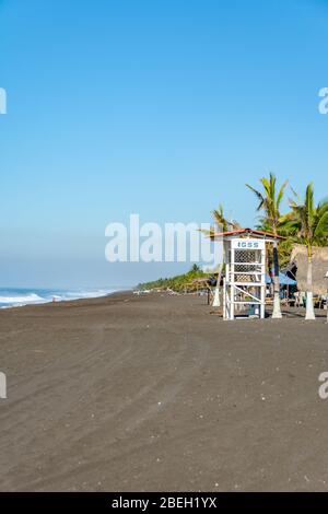 Vue sur l'océan et la plage de sable noir de Monterrico Beach, Guatemala Banque D'Images